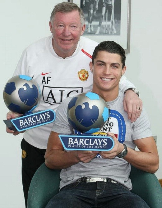 Cùng Ronaldo nhận giải thưởng của tháng 3/2008.